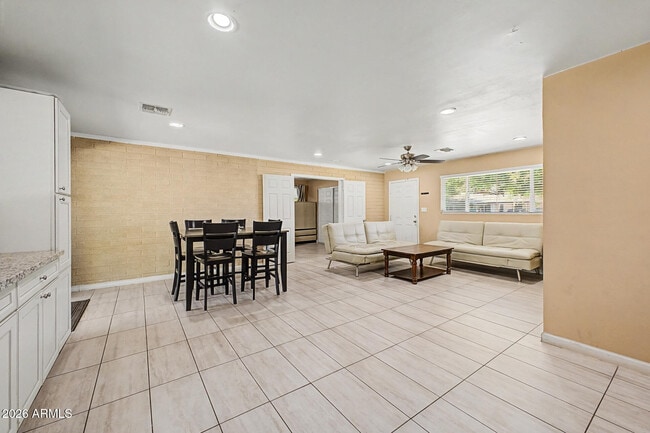 Building Photo - 515 E Vista Del Cerro Dr