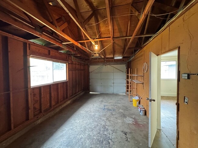 Building Photo - 3 Bedroom, 2 Bath Single Family Home in Cal Young/Gilham Neighborhood