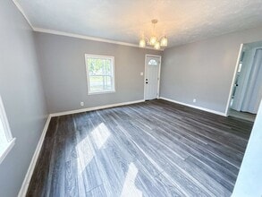 Building Photo - 3 Bed Home in Waverly with Modern Charm, G...