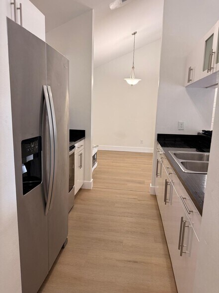 Building Photo - 10420 SW 158th Ct