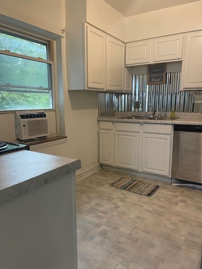 Building Photo - 5826 E Pea Ridge Rd