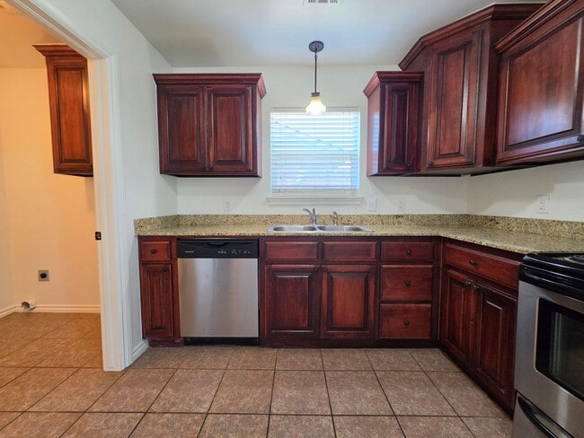 Building Photo - 3 bed, 2 bath home in Shawnee!