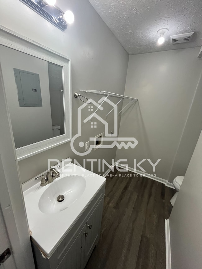 Building Photo - Completely Updated 2-Bed, 1.5-Bath Townhome!