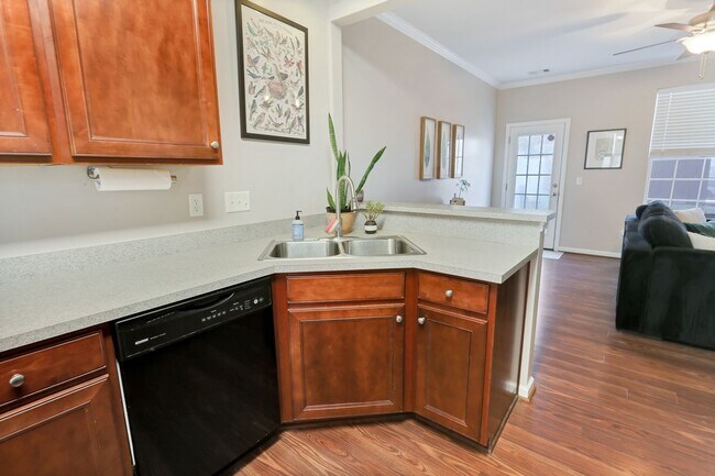 Building Photo - Charming 3 BD - 2.5 BA townhome located so...