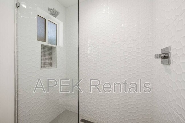 Building Photo - 945 N Buttonwillow Cir