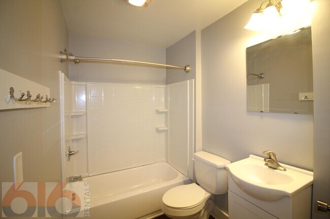 Building Photo - 241 Valley Ave NW