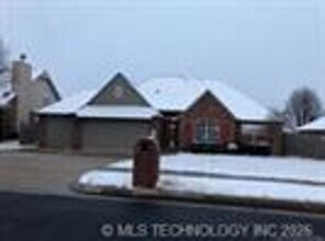 Building Photo - Stunning executive style home meticulously remodeled and maintained.