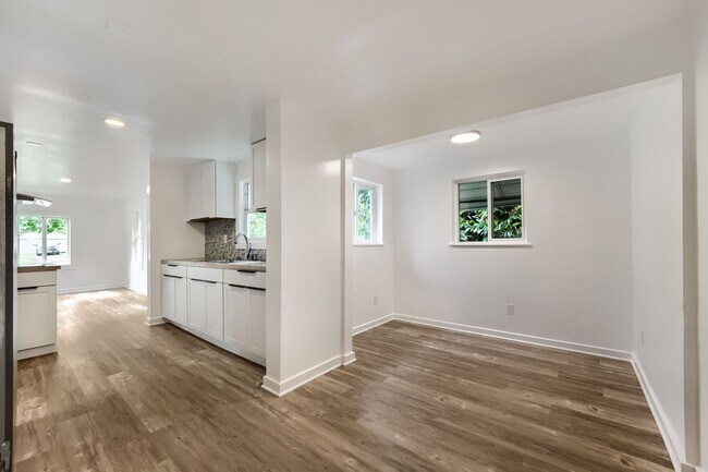 Building Photo - Bright & Charming 2bed/1bath + Mudroom Home in Tacoma!