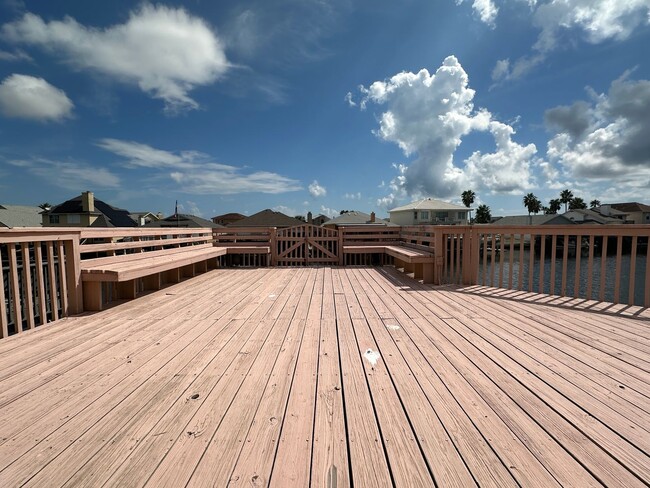 Building Photo - ISLAND LIVING!