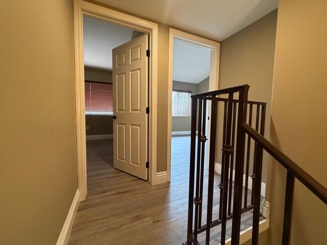 Building Photo - Spacious 2 Bedroom, 2.5 Bath Two-Story Townhome UTC