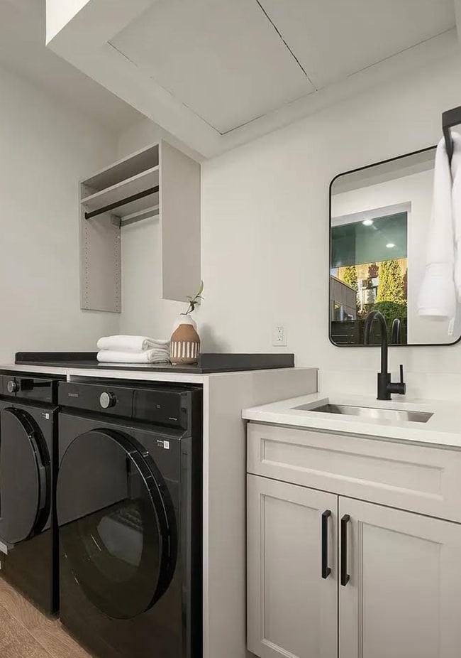 Building Photo - 421 14th Ave W