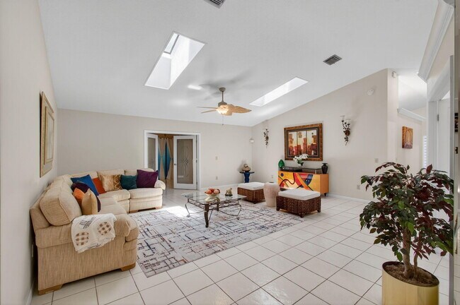 Building Photo - 2925 Riviera Dr