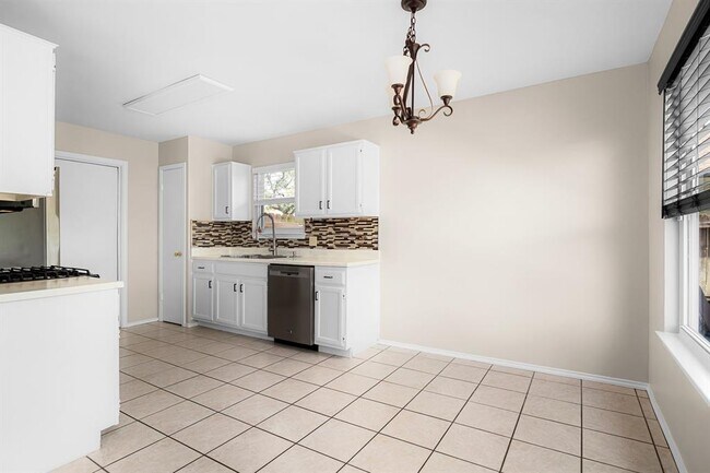 Building Photo - 4500 Kalama Dr