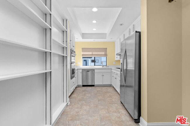 Building Photo - 1561 Palisades Dr