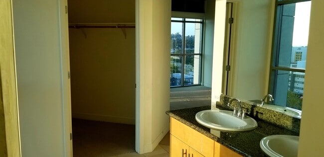 Building Photo - Cortez Hill 2 bed 2bath (downtown), 1217 sqft 2 balconies w/ Great Views!