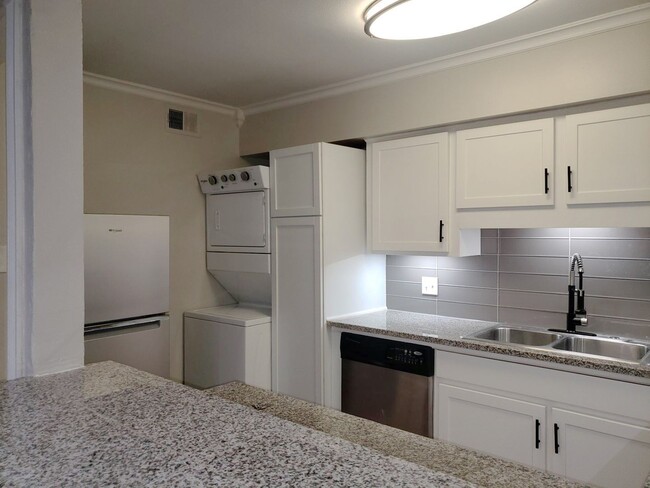 Building Photo - Amazing 1 Bedroom 1 Bath Condo - Move In R...