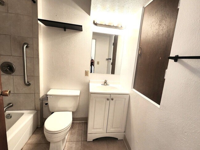 Building Photo - Chateau Newtown Townhome - Ground Floor Unit