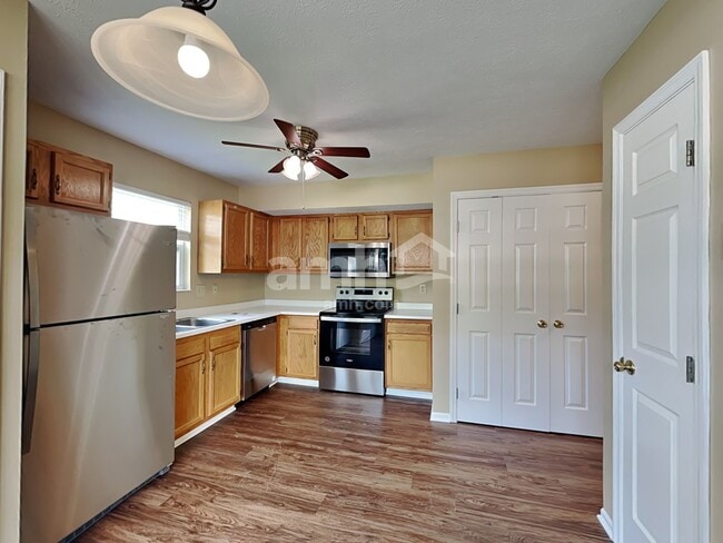 Building Photo - 10 Bobwhite Ct