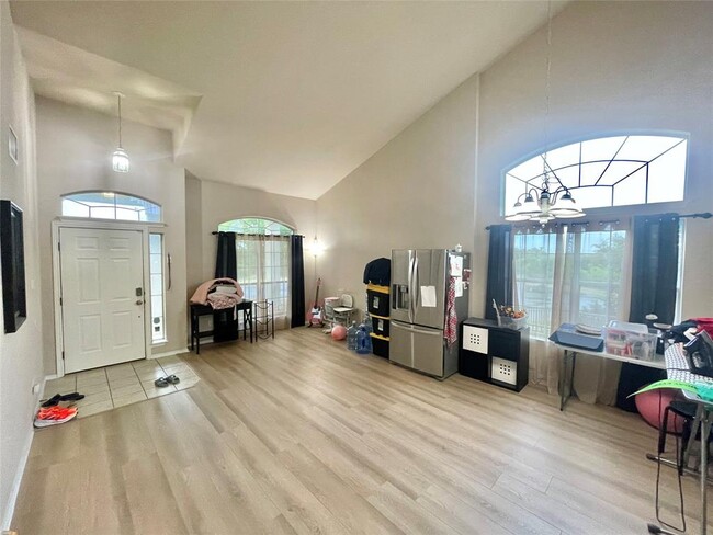 Building Photo - 10813 Dodge Cattle Dr