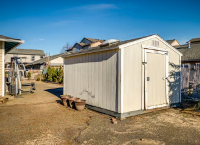 Building Photo - Beautiful Home with huge yard!