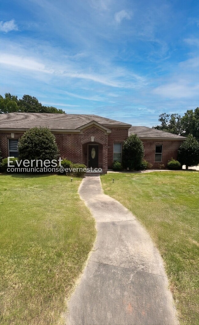 Building Photo - 3 Bed/2 Bath Home with Fenced Yard & Garage / Pet-Friendly / Vouchers Accepted / Available Now!