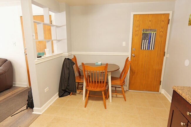 Building Photo - 10811 S Lloyd Dr