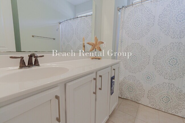 Building Photo - Fully Furnished Corner Lot with Screened Patio
