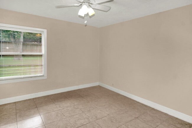 Building Photo - 110 Pamellia Dr