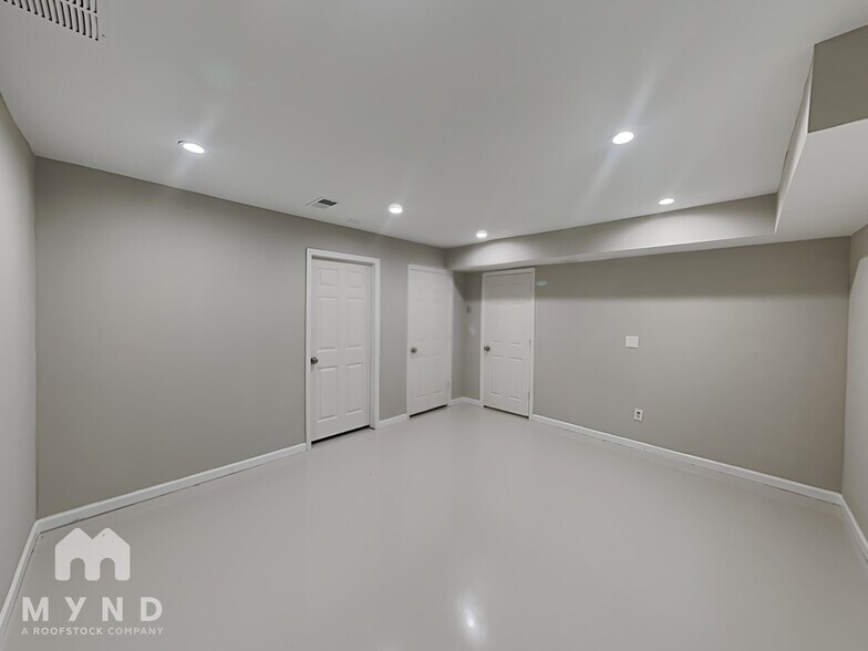 Building Photo - 1224 Classic Dr NE