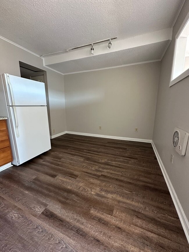 Building Photo - Flexible lease length at a great price! Secure this unit for 6, 12 or 18 months @ $1100/month!! M...