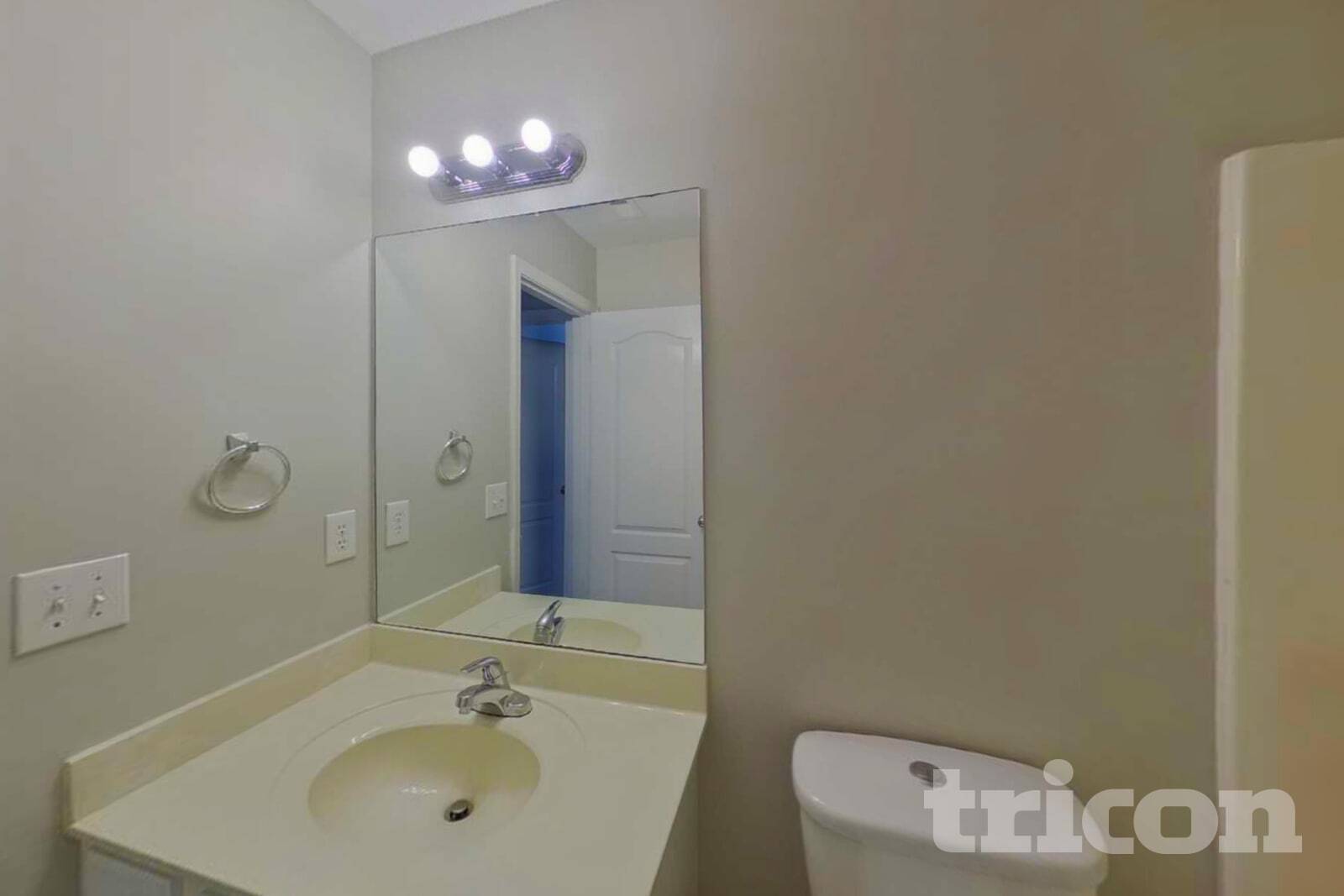 Building Photo - 527 W Saddletree Dr