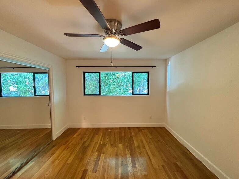 Building Photo - 625 N Hayworth Ave