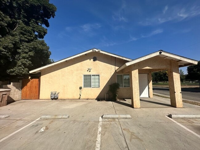 Building Photo - 438 Willow Dr