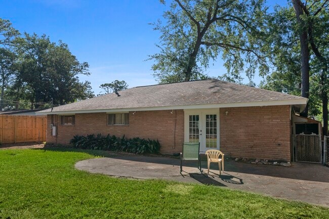 Building Photo - 10046 Cedardale Dr