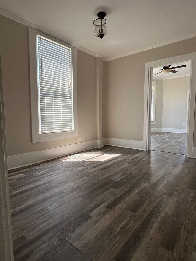 Building Photo - 908 N Main St