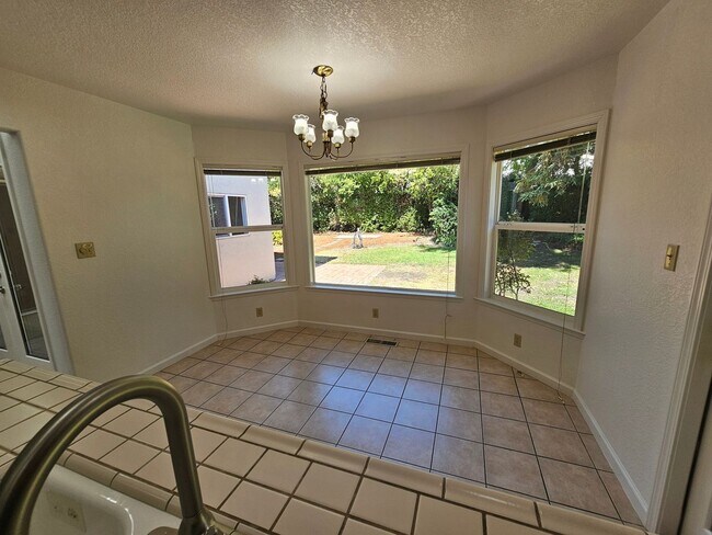 Building Photo - REGAL 4 Bed/3 Bath Home in FREMONT