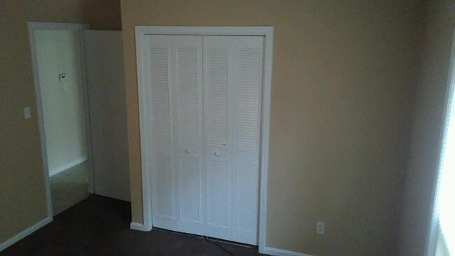 Building Photo - Nice 3BR/1.5BA Brick Ranch Convenient to W...