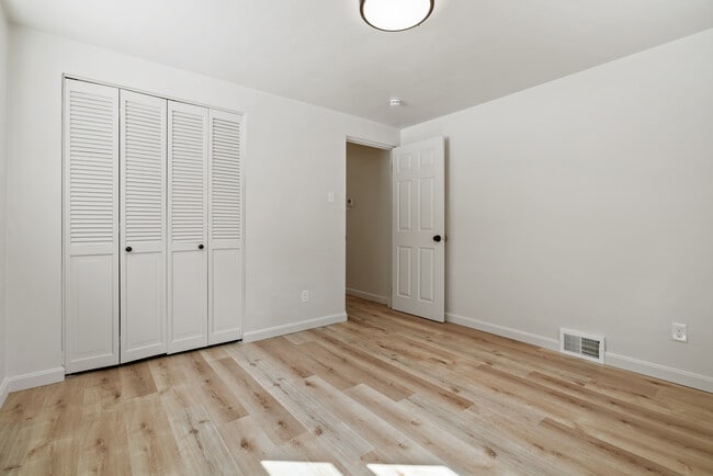 Building Photo - 4484 Scherling St