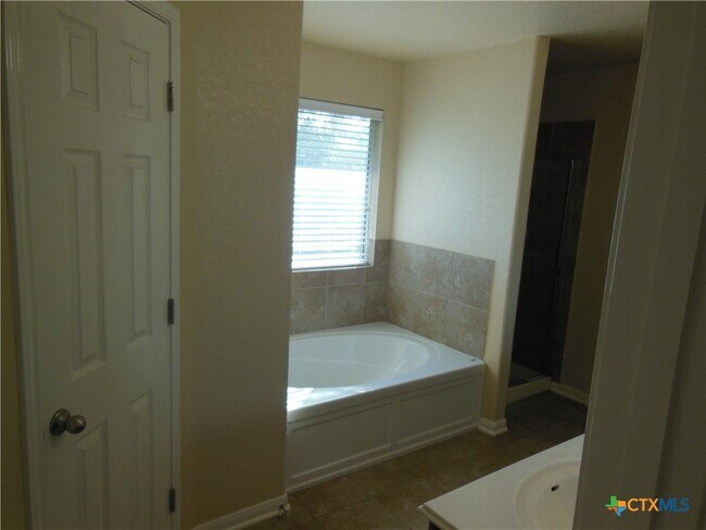 Building Photo - 455 Roadrunner Ave