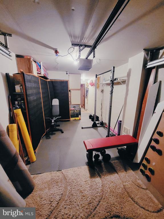 Building Photo - 9364 Neil Rd