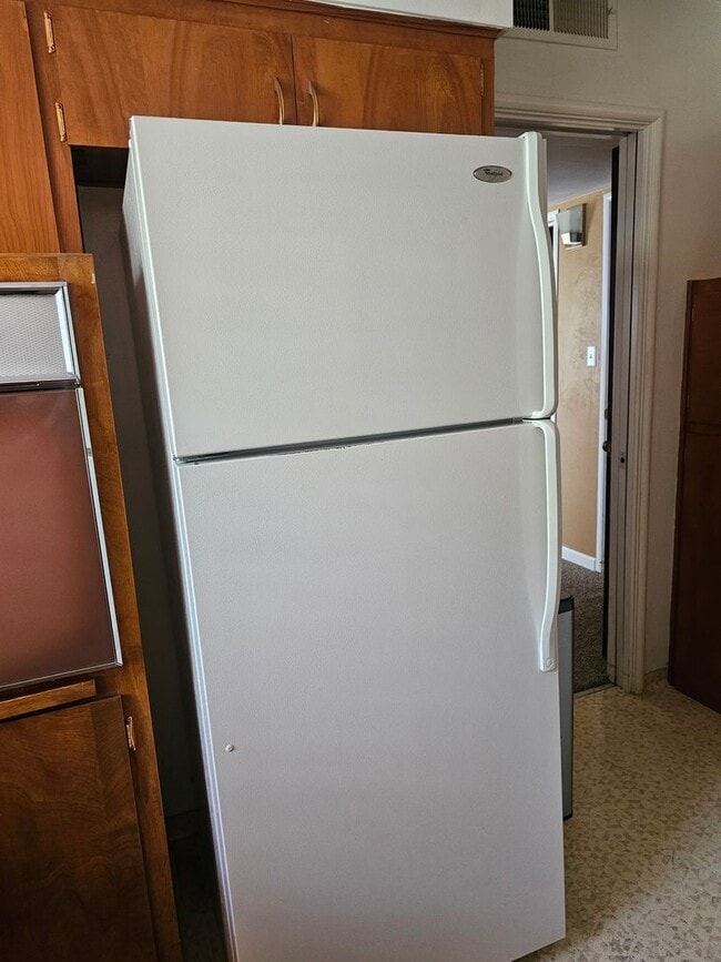 Building Photo - Cute partially furnished apartment with sm...