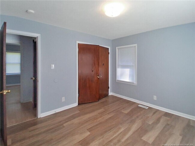 Building Photo - 1086 Essex Pl