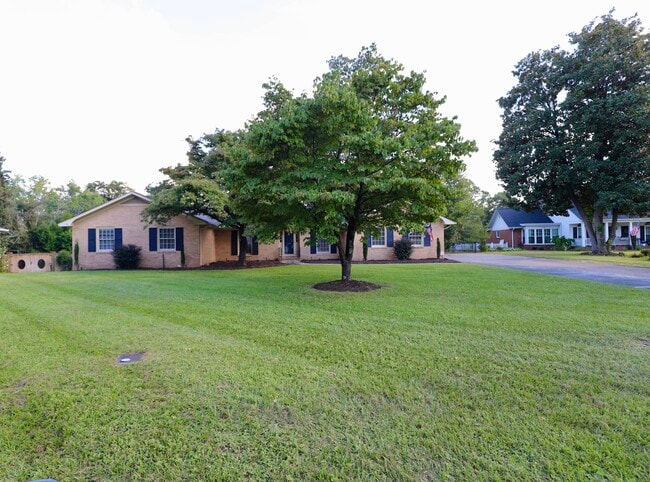 Building Photo - 549 Pringle Dr