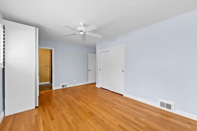 Building Photo - "Charming 4-Bed Retreat with Granite Kitch...