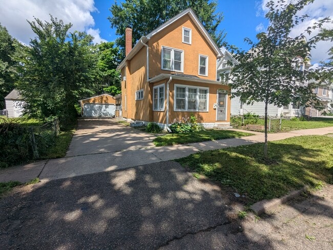 Building Photo - 2 bedroom 1 bath unit. Near downtown St Paul. On the busline