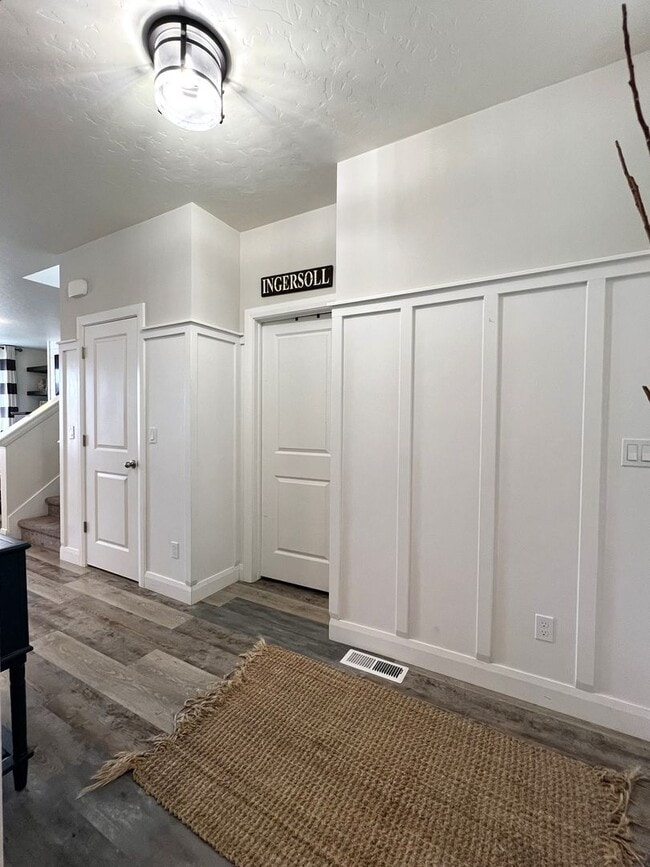 Building Photo - Welcome to this charming 3 bed 2.5 bath home with access to a community pool, just off Deer Flat ...