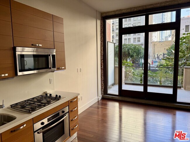 Building Photo - 460 S Spring St