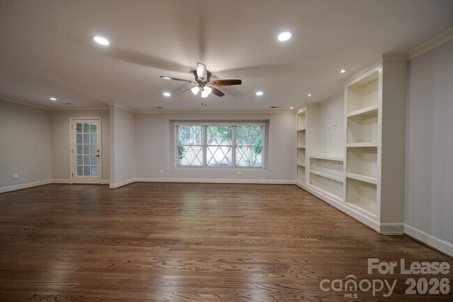 Building Photo - 6700 Castlegate Dr
