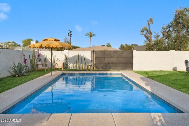 Building Photo - 1702 W Glenrosa Ave