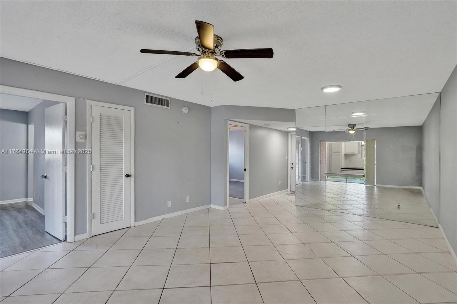 Building Photo - 660 Tennis Club Dr